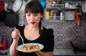 sixx: Zauberhafte Küchenfee: Free-TV-Premiere von "Rachel Khoo - Paris in meiner Küche" am 26. Juli 2014 auf sixx / Kulinarisches Duell mit Starkoch Jamie Oliver in "Jamie and Jimmy's Food Fight Club"