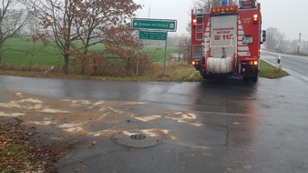 Feuerwehr Schermbeck: FW-Schermbeck: Ölspur auf dem Lippeweg