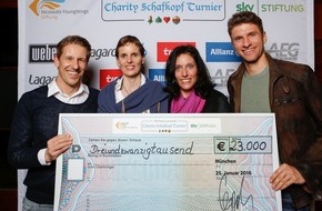 Sky Deutschland: Schafkopfen für den guten Zweck: Charity-Turnier sammelt 23.000 Euro / gespielt wurde zugunsten der "Nicolaidis YoungWings Stiftung" und der "Sky Stiftung" / Thomas Müller nahm den Scheck entgegen