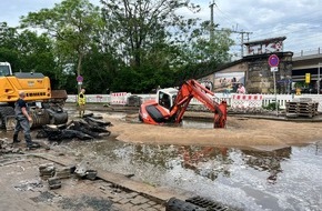 Feuerwehr Dresden: FW Dresden: erneuter Wasserrohrbruch überschwemmt Straße und füllt Tiefgaragen