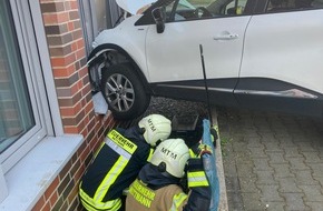 Polizei Mettmann: POL-ME: Alleinunfall: 39-jährige Autofahrerin prallt gegen Hauswand - 2503026