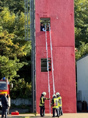 FW-EN: 18 Mitglieder der Feuerwehr Hattingen haben erfolgreich ihre Grundausbildung abgeschlossen