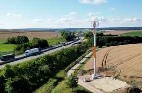 Deutsche Telekom AG: Telekom versorgt die &bdquo;Gelbe Autobahn&ldquo; mit einem Mast in Orange und Wei&szlig;