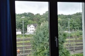 Polizeipräsidium Koblenz: POL-PPKO: Fenster der Rhein-Kaserne "beschossen"
