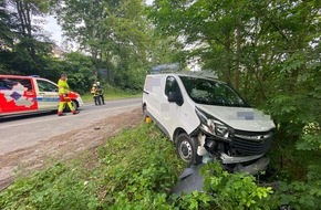Feuerwehr Herdecke: FW-EN: Verkehrsunfall mit zwei verletzten Personen auf der Wittener Landstraße - Opel kollidiert seitlich mit Skoda.