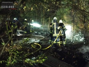 FW-MK: Brennholzlager brannte im Wald