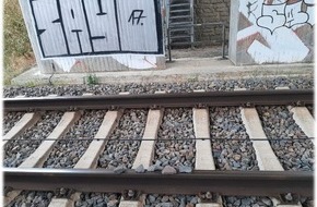 Bundespolizeiinspektion Magdeburg: BPOLI MD: Achtung Lebensgefahr! - Gleich zwei Fälle von Personen im Gleisbereich, die Steine auf den Schienen platzierten