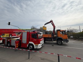 FW Weinheim: Schr&auml;ger Ampelmast f&uuml;hrt zu Einsatz an Stra&szlig;enbahntrasse