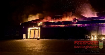FW-RE: Vollbrand einer Trampolinhalle in der Nacht - Halle niedergerissen
