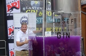 REKORD-INSTITUT für DEUTSCHLAND: Weltrekord aus Amerika nach Bayern geholt - Erlebnisdestillerie Lantenhammer präsentiert "größten Gin & Tonic der Welt" auf hofeigenem Festival ++ 1.001,66 Liter im gigantischen Longdrinkglas ++ ...