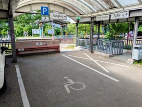 Park+Ride-Parkplätze im ADAC Check - Handlungsbedarf bei Ausbau und Steuerung / acht Plätze sind nicht barrierefrei / schmale Parklücken