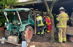 Feuerwehr Mülheim an der Ruhr: FW-MH: Person unter Traktor