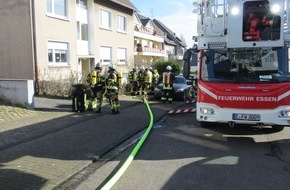 Feuerwehr Essen: FW-E: Feuer in Badezimmer, fünfköpfige Familie rettete sich vor Eintreffen der Feuerwehr ins Freie