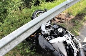 Kreispolizeibehörde Olpe: POL-OE: Motorrad rutscht unter Leitplanke- Fahrer schwer verletzt