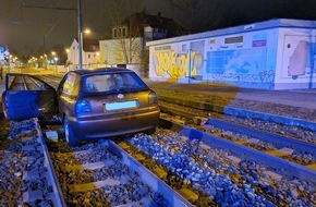 Landespolizeiinspektion Erfurt: LPI-EF: Erneut Pkw im Gleisbett gelandet