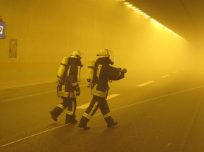 FW-AR: Einsatzkräfte üben den Ernstfall in Arnsberger Autobahn-Tunnel