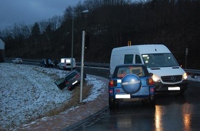 Polizeidirektion Kaiserslautern: POL-PDKL: Zahlreiche Verkehrsunfälle wegen Eisglätte