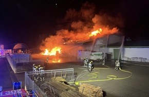 Freiwillige Feuerwehr Hünxe: FW Hünxe: Erstmeldung: Halle eines Gewerbebetriebs in Vollbrand