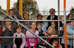SOS-Kinderdorf e.V.: Komm mit ins "Haus Mosaik"! / Uschi Glas besichtigte mit Kindern und weiteren Gästen den Rohbau des neuen Gemeinschaftshauses im SOS-Kinderdorf Ammersee (mit Bild)
