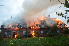 FW-RD: Abschlussmeldung Feuer in Osdorf,19.10.2020 15:16 Uhr Feuer zerstört Reetdachhaus in Osdorf