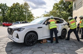 Feuerwehr Leverkusen: FW-LEV: Feuerwehr Leverkusen übt an Mazda-Plug-in-Hybrid Modellen Praxisnahe Ausbildung in der technischen Hilfeleistung an modernsten Fahrzeugen