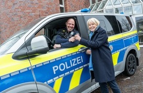 Polizeipr&auml;sidium Recklinghausen: POL-RE: Bottrop/Marl/Kreis Recklinghausen: Neue Streifenwagen ausgeliefert - Polizeipr&auml;sidentin &uuml;bergibt den ersten Schl&uuml;ssel