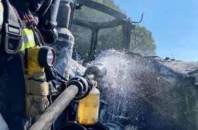 Feuerwehr Bocholt: FW Bocholt: Traktor in Vollbrand