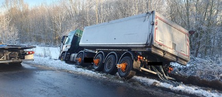 Polizeiinspektion Wilhelmshaven/Friesland: POL-WHV: Aktuell - Verkehrsunfall auf dem Friesendamm - Sperrung für Bergung eines LKW dauert an - keine Verletzten (mit Foto)