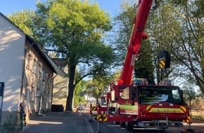 Feuerwehr Dortmund: FW-DO: Ast auf Hausdach sorgt f&uuml;r aufwendigen Feuerwehreinsatz in Dortmund-Husen