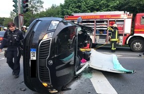 Feuerwehr Haan: FW-HAAN: Verkehrsunfall mit einer eingeschlossener Person im umgekippten Fahrzeug