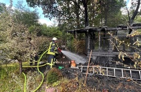 Freiwillige Feuerwehr Olsberg: FF Olsberg: Gartenhütte abgebrannt, 79-jähriger versucht mit Gartenschlauch zu löschen.