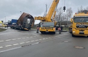 Polizeiinspektion Anklam: POL-ANK: Verkehrsunfall in Torgelow - Schwerlasttransporter verliert seine Ladung