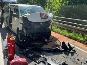 FW-PL: Verkehrsunfall auf der B236 - Fahrer schwer verletzt, couragierte Ersthelferin
