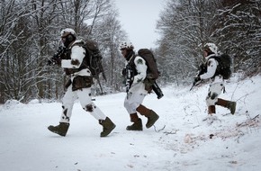 PIZ Heer: Fallschirmjäger und Luftwaffe trainieren auf dem Truppenübungsplatz Oberlausitz