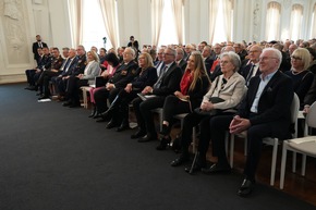 FWV BW: Dr. Frank Knödler wird Ehrenpräsident des Landesfeuerwehrverbandes Baden-Württemberg und erhält die Stauffermedaille in Gold