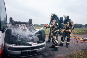 FW Hünxe: 25 Verletzte nach Busunfall - Feuerwehr Hünxe übt den Ernstfall