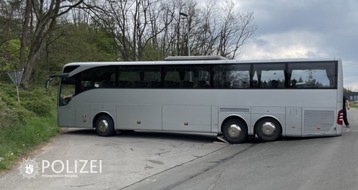 Polizeipräsidium Westpfalz: POL-PPWP: Bus festgefahren