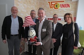 POS Werbung: Rot-wei&szlig;er Union-Look: POS Werbung gestaltet &bdquo;Eiserne Knirpsenkabine&ldquo; der DRK Kliniken Berlin-K&ouml;penick neu