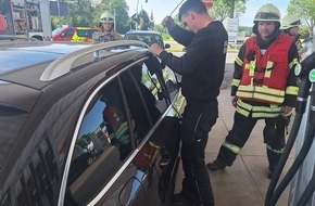 Freiwillige Feuerwehr Kalkar: Feuerwehr Kalkar: Einsatz in Appeldorn: Kleinkind im verschlossenen Auto - schnelle Hilfe ohne Schaden