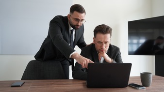 Stegmann & Radu: Versicherungen, Bankenprodukte, Do-it-yourself? Stefan Radu verrät, wie Spitzenverdiener, Akademiker und Freiberufler ab 100.000 € Jahreseinkommen ihre drohende Rentenlücke wirklich schließen