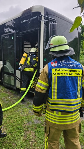 Freiwillige Feuerwehr Königswinter: FW Königswinter: Schwelbrand in Bus verursacht hohen Sachschaden