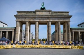 Islamic Relief Deutschland e.V.: Bundesweite Hilfsaktion "Speisen für Waisen" zum Antikriegstag / 50 Meter lange "Speisen für Waisen"-Tafel: In Solidarität mit den Kindern in Kriegs- und Krisengebieten