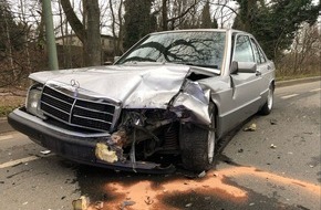 Polizei Duisburg: POL-DU: Obermarxloh: Mercedes kracht in Peugeot - Frau bei Unfall verletzt