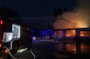 Kreispolizeibehörde Wesel: POL-WES: Wesel - Brand einer Schreinerei, hoher Sachschaden erwartet