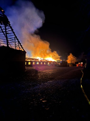 POL-STD: Großfeuer vernichtet drei Gebäude in Dollern - ca. 2,5 Millionen Euro Sachschaden