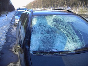 POL-HI: Mutter und 10-jähriger Junge entgehen nur knapp tragischen Verkehrsunfall / grosse Eisscholle löst sich vom Dach eines Lkw und prallt in Windschutzscheibe