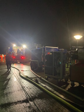 FW-EN: 60 Einsatzkräfte von Feuerwehr DLRG und THW im Hochwassereinsatz am Camping- und Mobilheimplatz in Hattingen