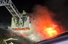 Freiwillige Feuerwehr Celle: FW Celle: Dachstuhlbrand in Gro&szlig; Hehlen - Einsatzende (Gesamtbericht)