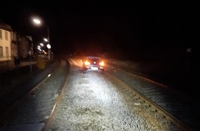 Bundespolizeiinspektion Kaiserslautern: BPOL-KL: Fahrzeug fährt sich im Gleisbereich fest