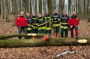 Feuerwehr Schwelm: FW-EN: Ausbildung im Umgang mit der Motorkettensäge